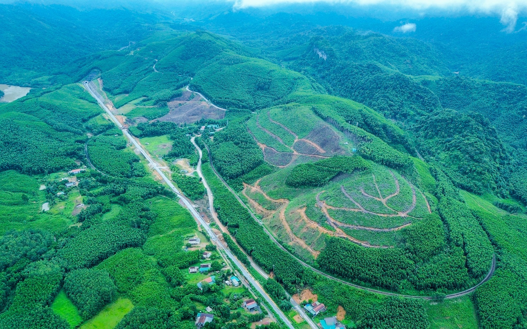 Việt Nam vừa hoàn thành 2 hầm xuyên núi cộng lại dài gần 1 km trên độ cao 700 m: Bắc qua địa hình hiểm trở bậc nhất với 43 khúc cua, tổng đầu tư hơn 2.000 tỷ đồng