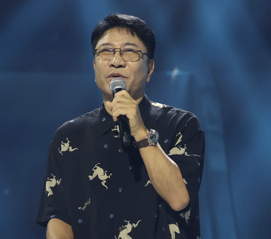 Cụ ông 74 tuổi làm chao đảo showbiz Hàn Quốc  - Ảnh 1.