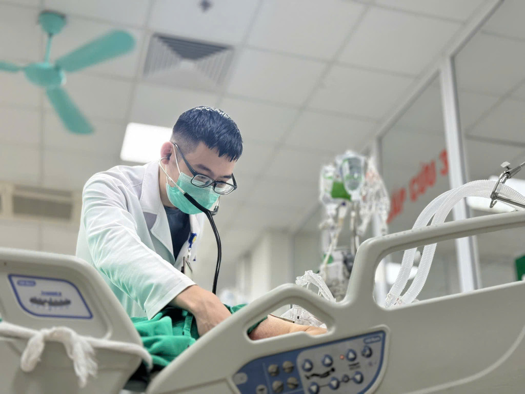 Có người nguy kịch, phải thở máy sau vài ngày mắc cúm A: Cảnh báo những dấu hiệu cúm A trở nặng cần đi khám ngay - Ảnh 1.