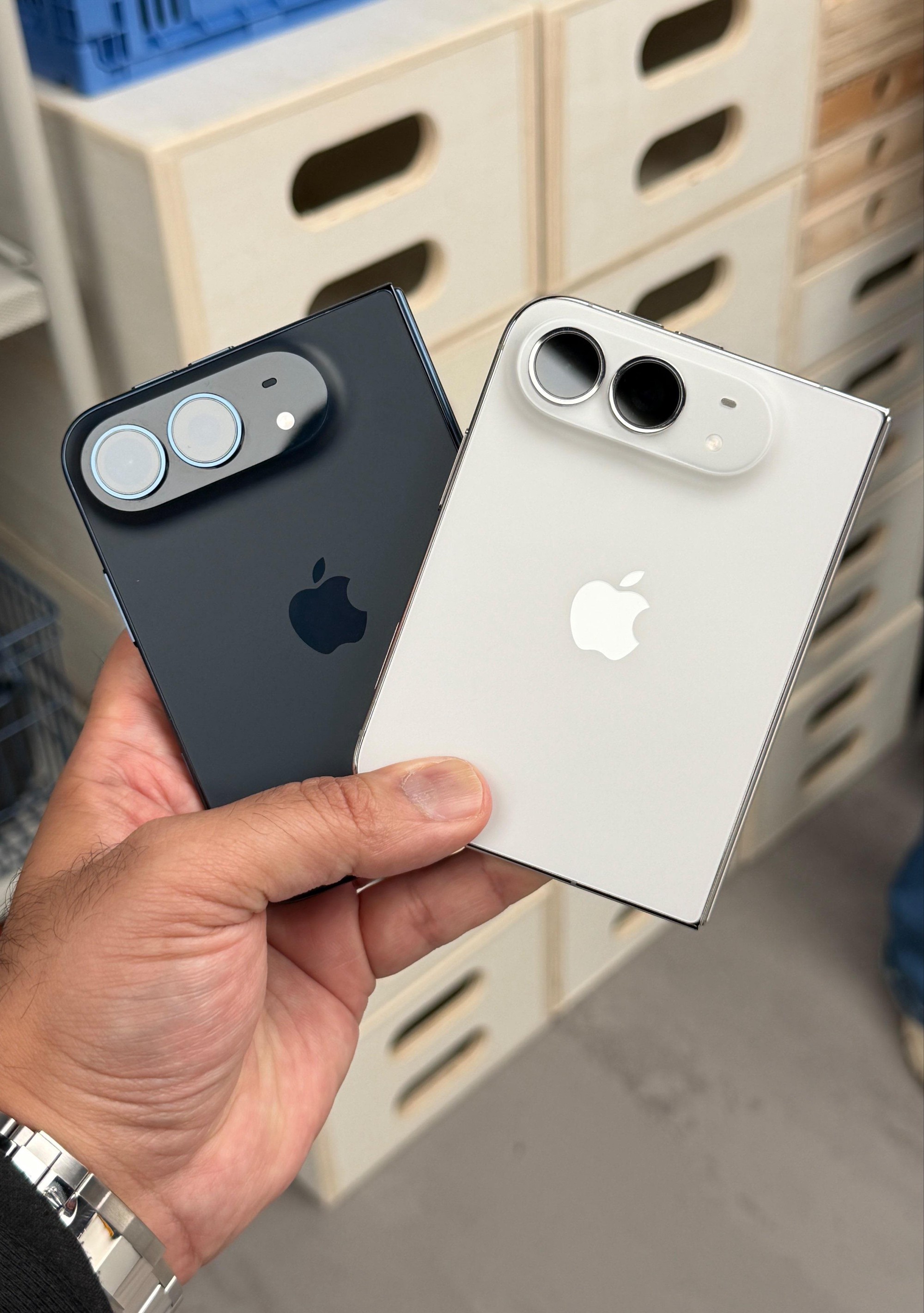Ngắm hai màu sắc của iPhone Duo trước ngày lên kệ- Ảnh 1.