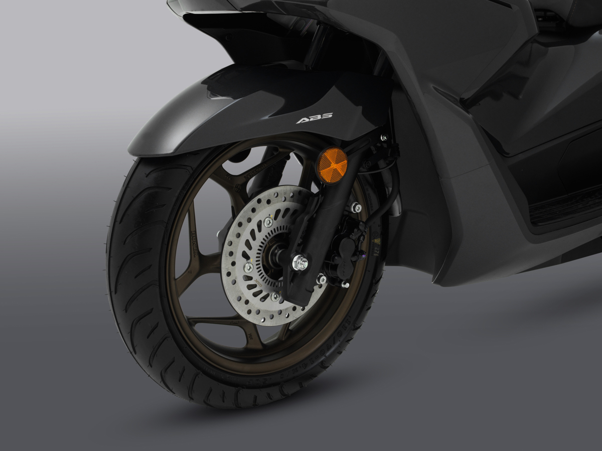 Honda PCX160 2026 mở bán gần Việt Nam: Thiết kế trẻ trung hơn, cốp rộng 30 lít, giá quy đổi hơn 80 triệu- Ảnh 4.