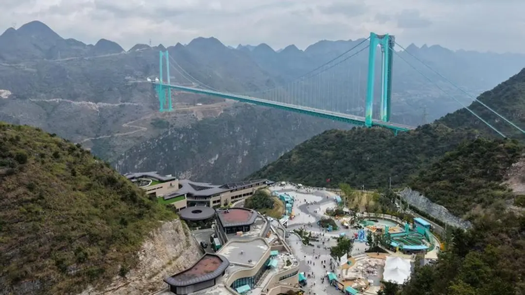 Hàng xóm Việt Nam dựng siêu cầu dài 2.890m, cao hơn Landmark 81, rút ngắn thời gian di chuyển 2 giờ xuống còn 2 phút - Ảnh 1.
