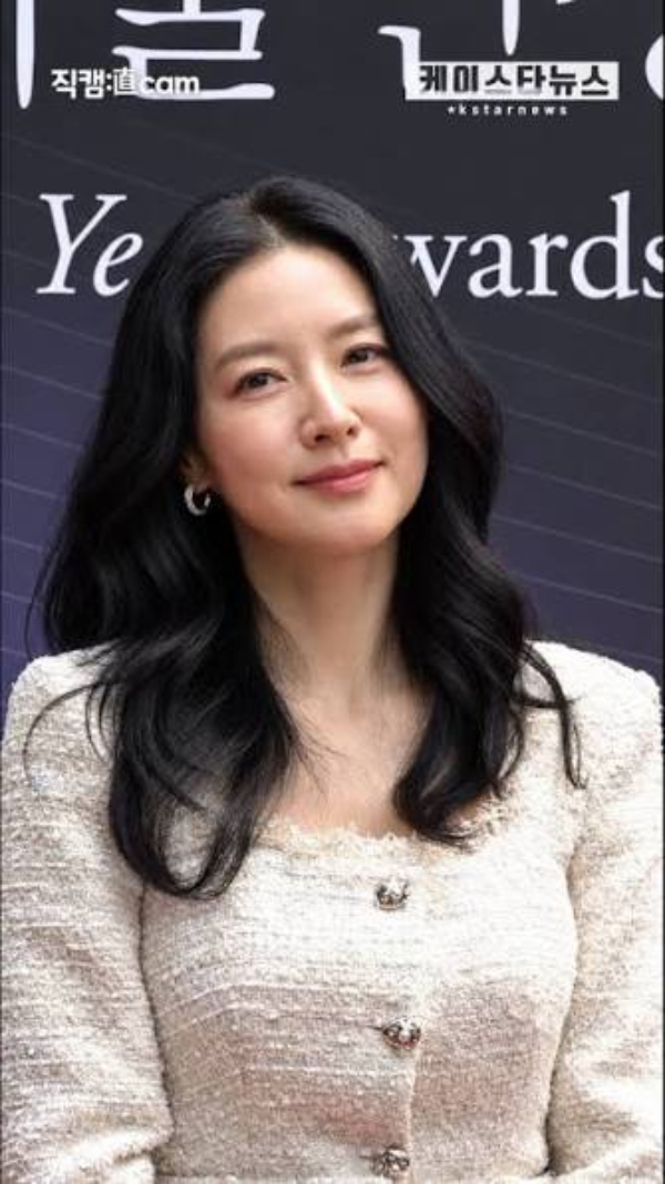 Tận mắt thấy nhan sắc “Nàng Dae Jang Geum” Lee Young Ae ngoài đời mà ngớ cả người- Ảnh 1.