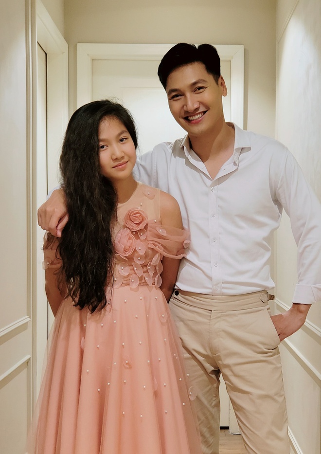 Con gái Mạnh Trường đẹp chuẩn điện ảnh, nhan sắc được so sánh với MC Lê Bống - Ảnh 8.