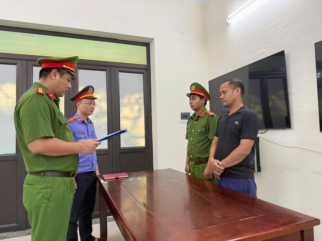 Ra quyết định khởi tố người bán thịt lợn Bùi Thị Hiền SN 1976- Ảnh 1. Ra quyết định khởi tố người bán thịt lợn Bùi Thị Hiền SN 1976- Ảnh 1.