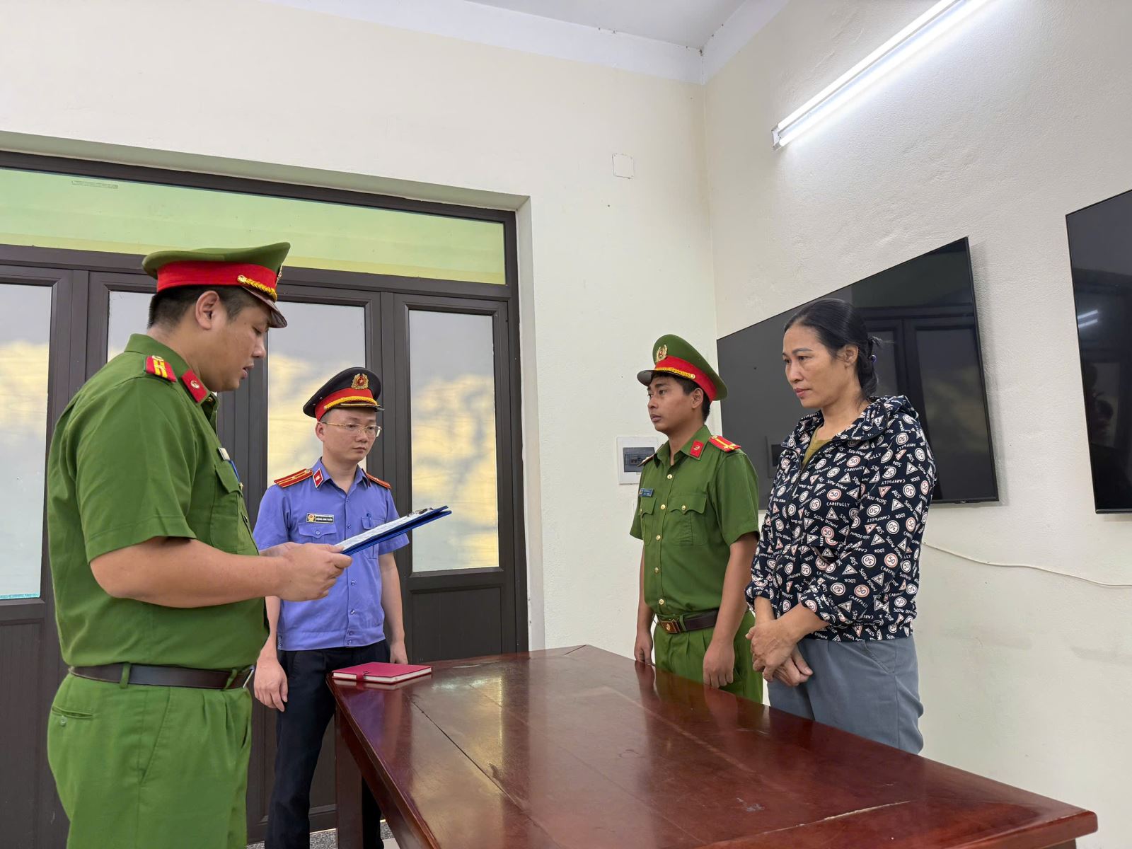 Ra quyết định khởi tố người bán thịt lợn Bùi Thị Hiền SN 1976