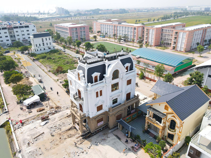 Biệt thự 4 tầng ở Bắc Ninh 'cập bến' sau hành trình di dời 200m - Ảnh 2.