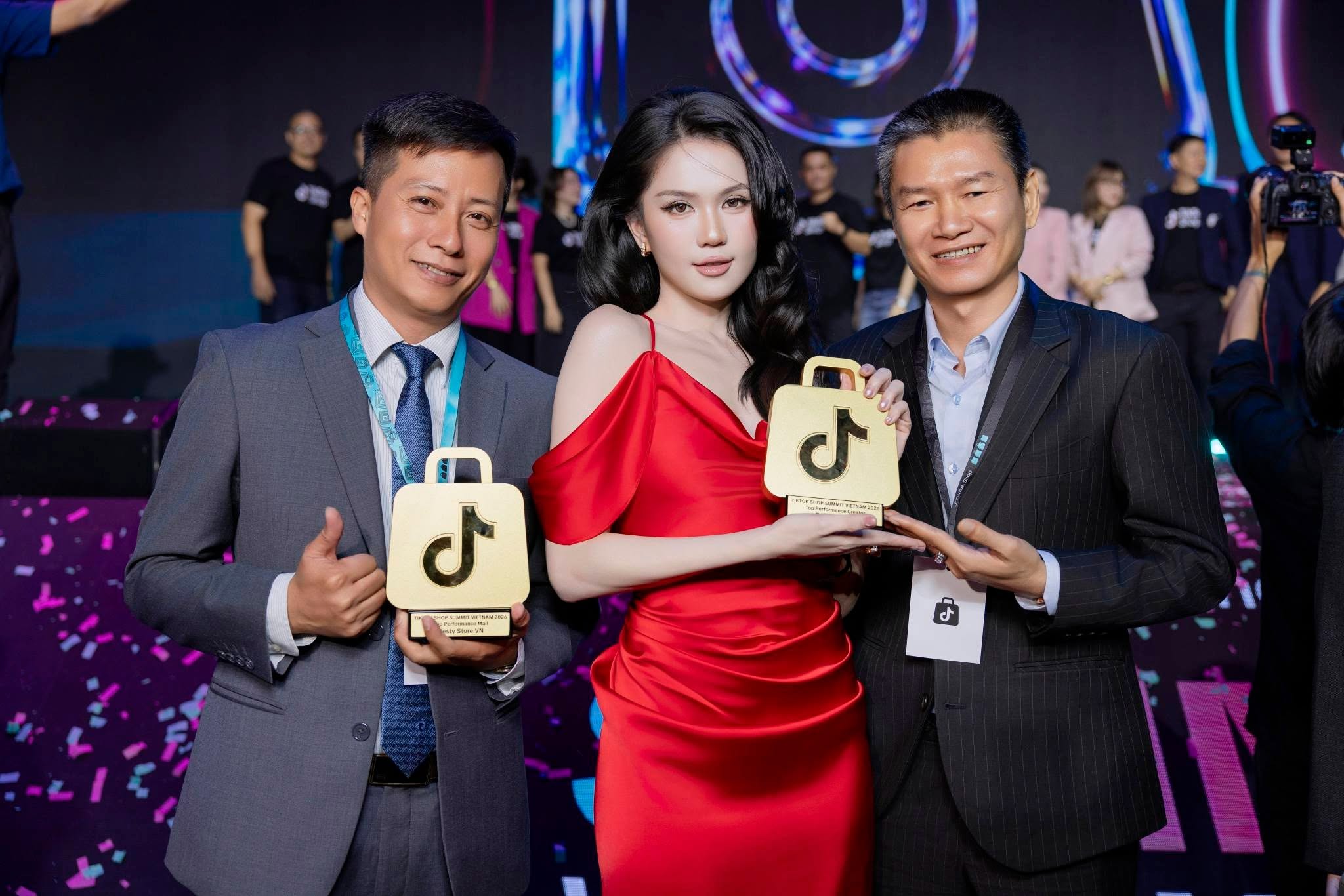Chủ tịch Nesty từng làm công nhân 2 năm đã lên chức Phó giám đốc, nay thường livestream cùng Ngọc Trinh, Hòa Minzy, sở hữu cụm nhà máy 40.000 m² sản xuất 900.000 đôi dép/tháng - Ảnh 3.