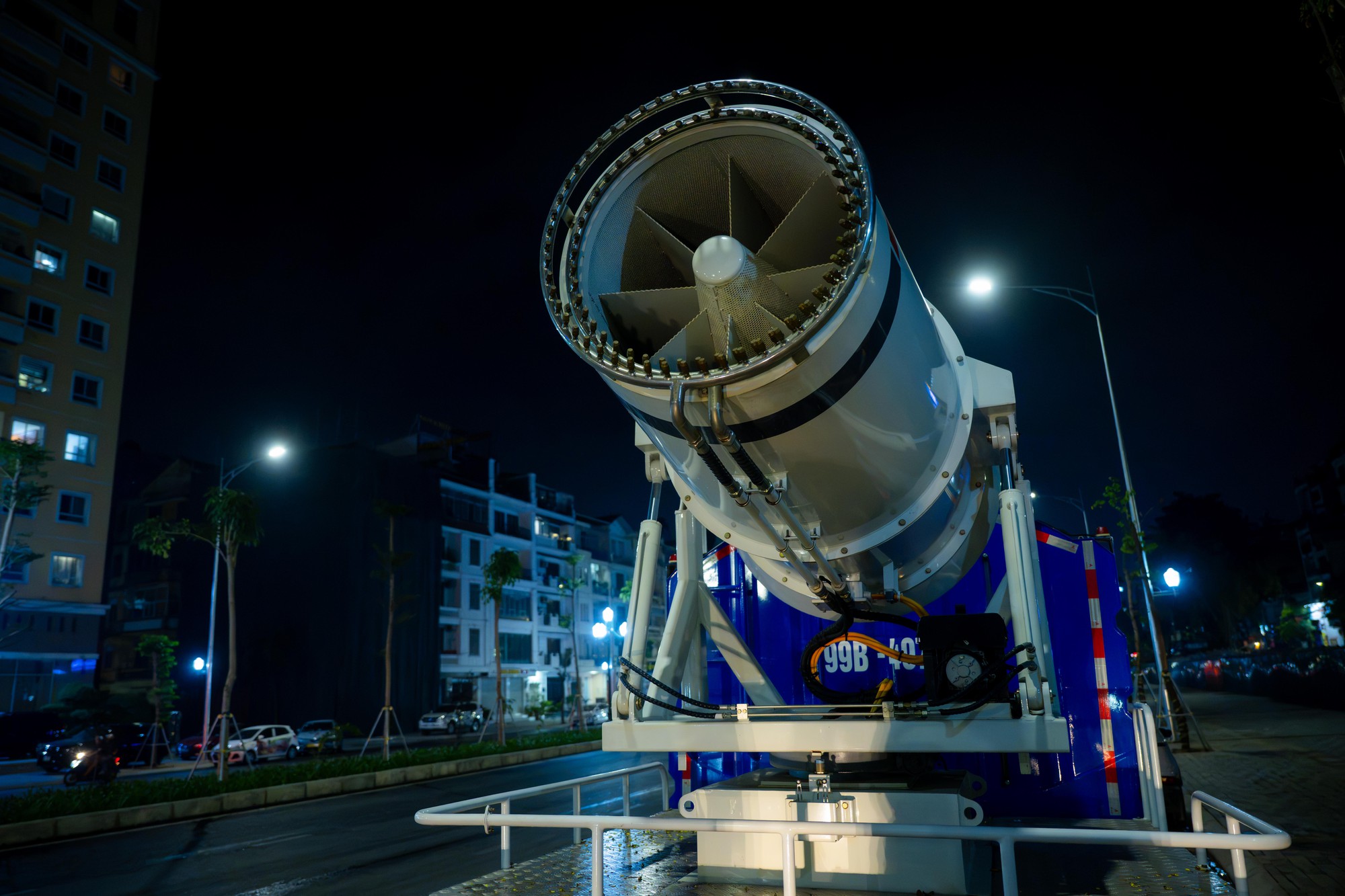 Cận cảnh chiếc xe chở theo 5.300m3 nước di chuyển qua 6 tuyến đường Hà Nội lúc 23h khuya- Ảnh 3.