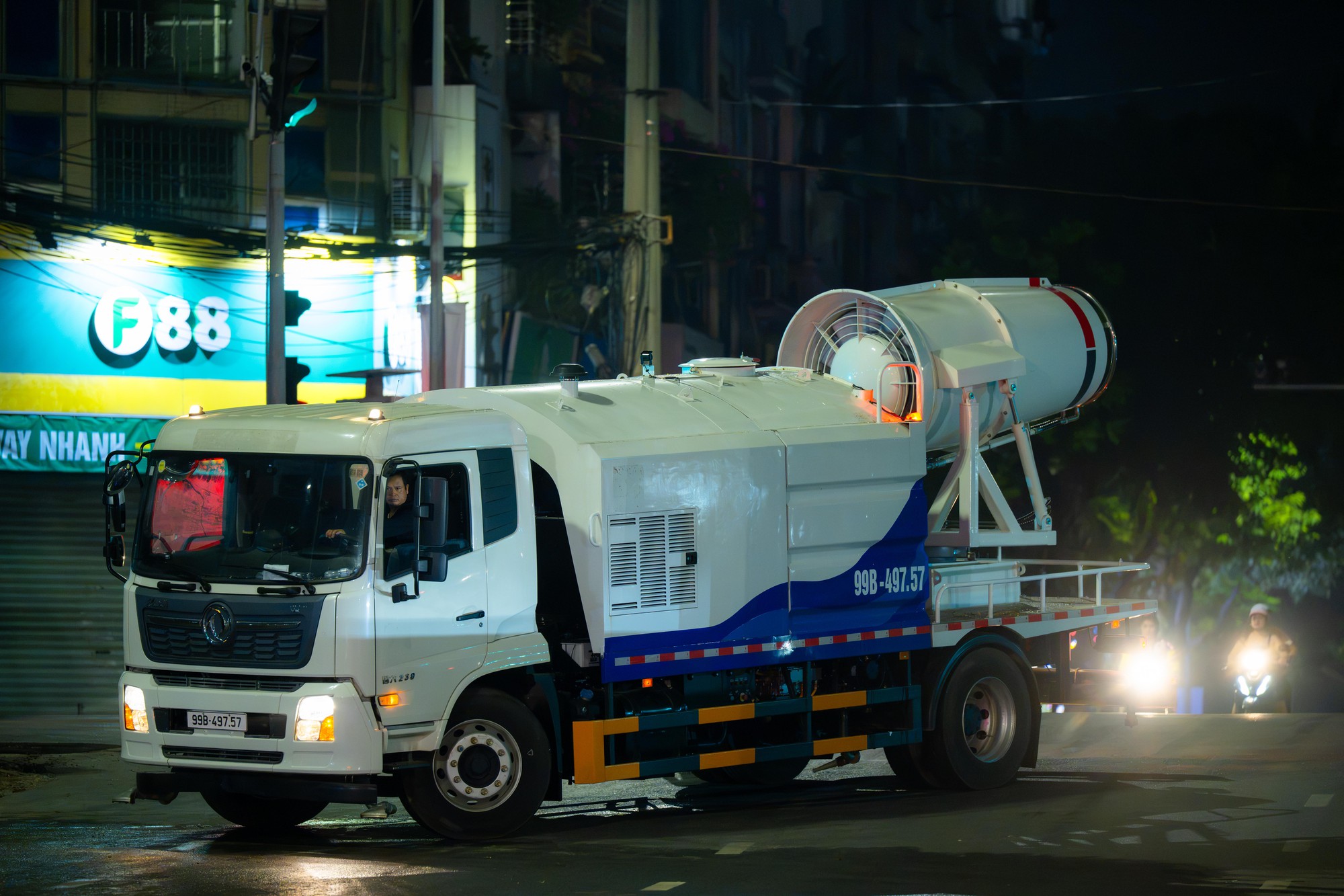 Cận cảnh chiếc xe chở theo 5.300m3 nước di chuyển qua 6 tuyến đường Hà Nội lúc 23h khuya- Ảnh 1.