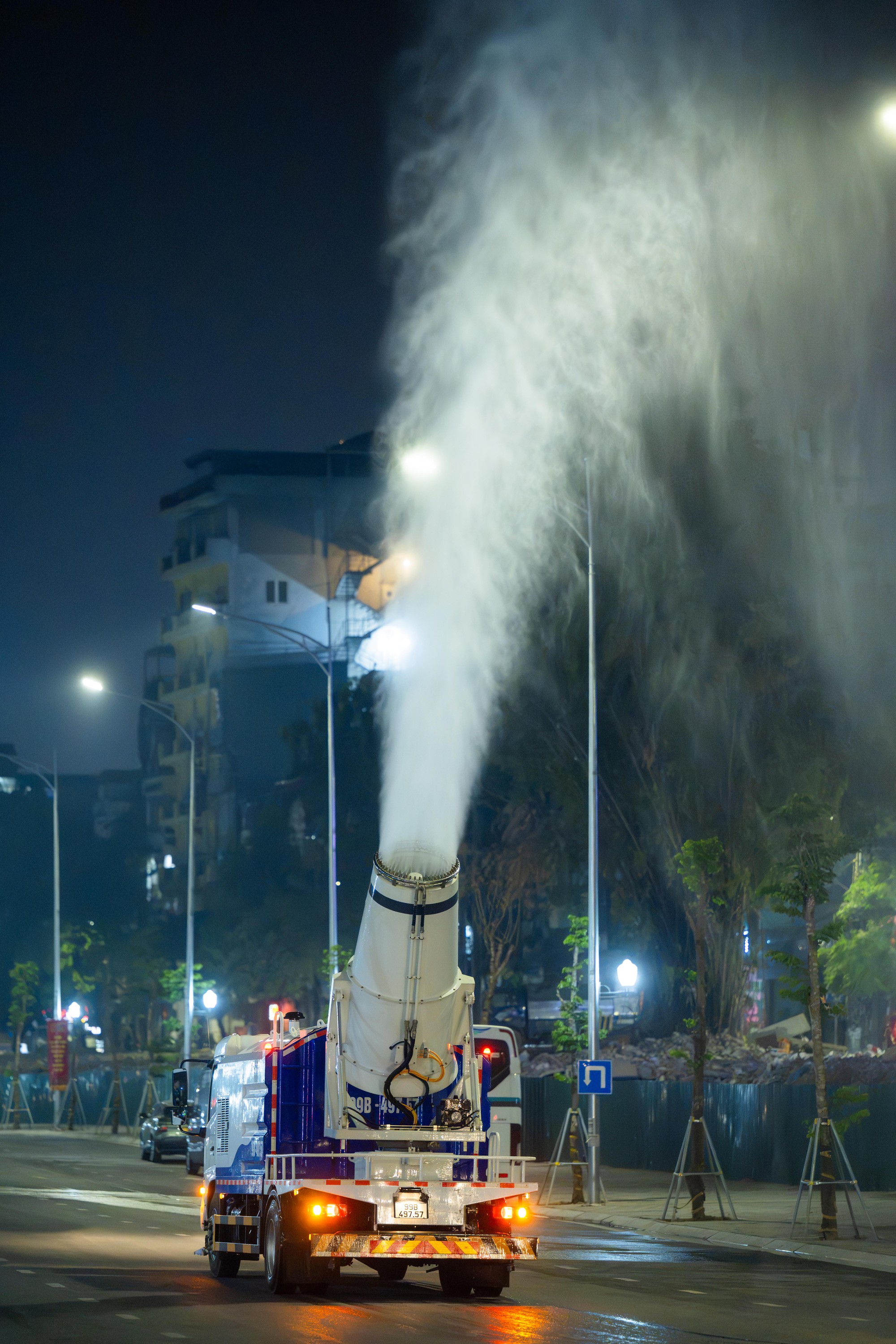 Cận cảnh chiếc xe chở theo 5.300m3 nước di chuyển qua 6 tuyến đường Hà Nội lúc 23h khuya- Ảnh 9.
