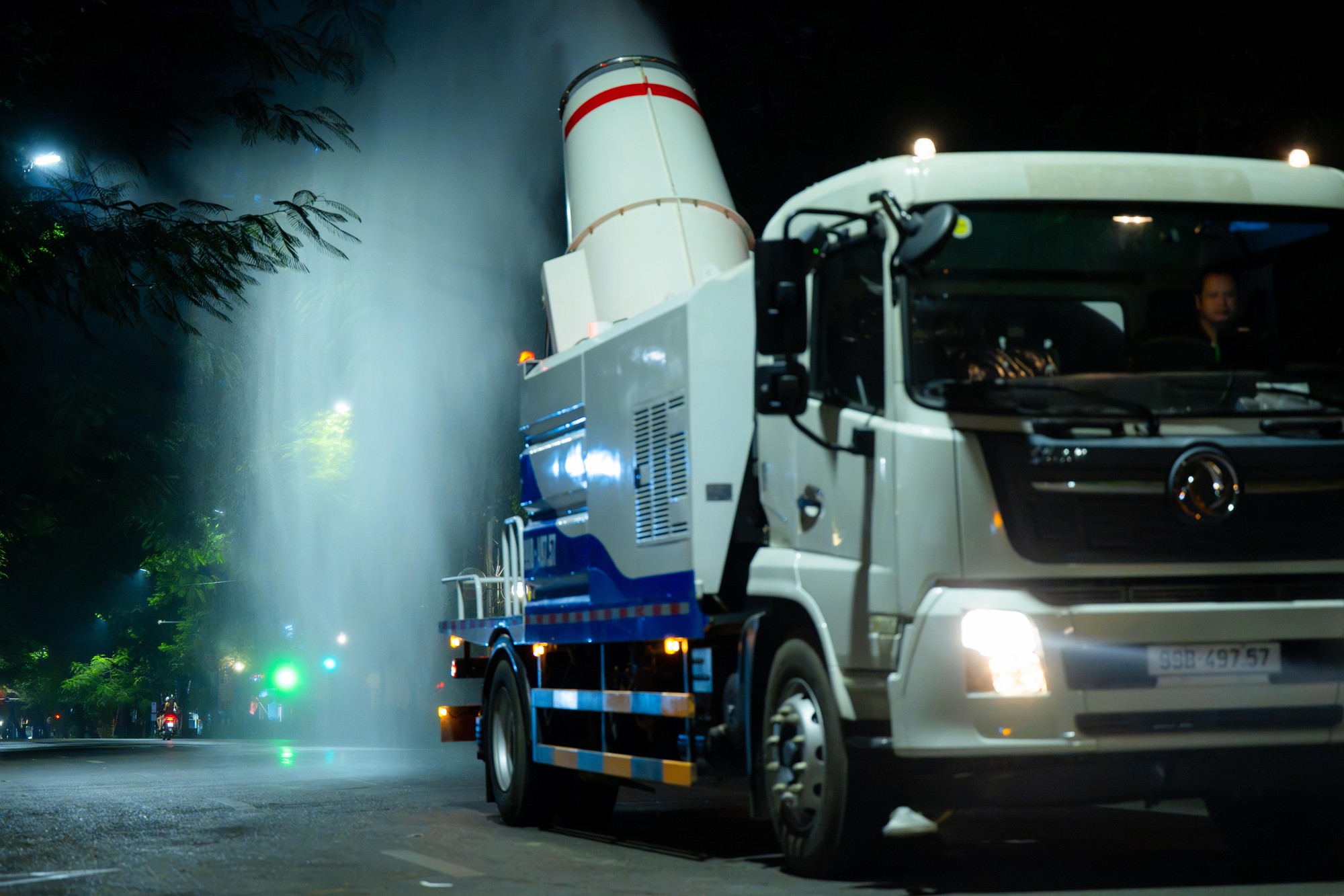 Cận cảnh chiếc xe chở theo 5.300m3 nước di chuyển qua 6 tuyến đường Hà Nội lúc 23h khuya- Ảnh 10.
