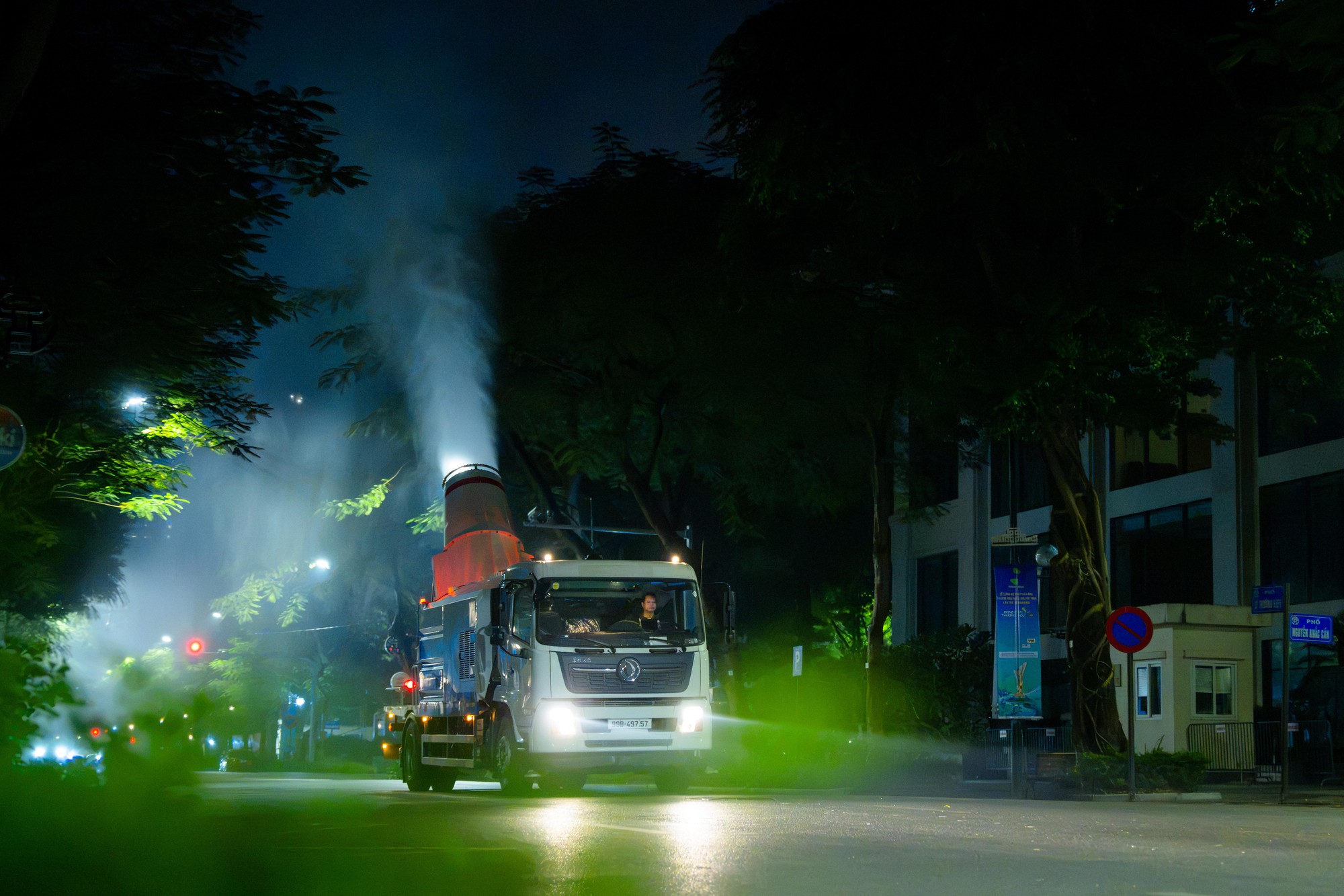Cận cảnh chiếc xe chở theo 5.300m3 nước di chuyển qua 6 tuyến đường Hà Nội lúc 23h khuya- Ảnh 5.