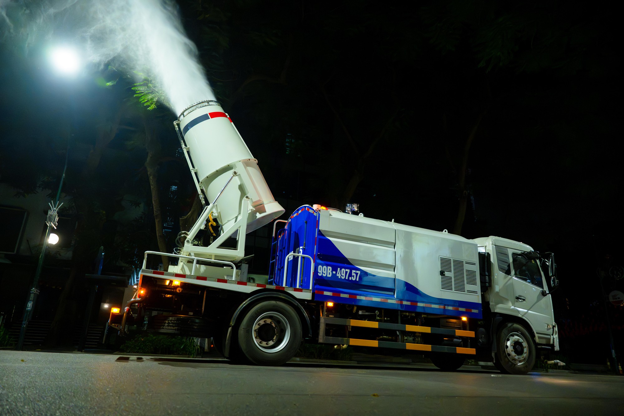 Cận cảnh chiếc xe chở theo 5.300m3 nước di chuyển qua 6 tuyến đường Hà Nội lúc 23h khuya- Ảnh 6.