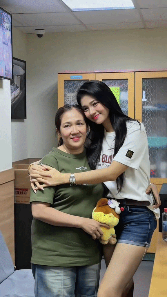 Mỹ nhân phim trăm tỷ ngồi ăn cũng được khen đẹp từ mặt đến tay- Ảnh 6. Mỹ nhân phim trăm tỷ ngồi ăn cũng được khen đẹp từ mặt đến tay- Ảnh 6.
