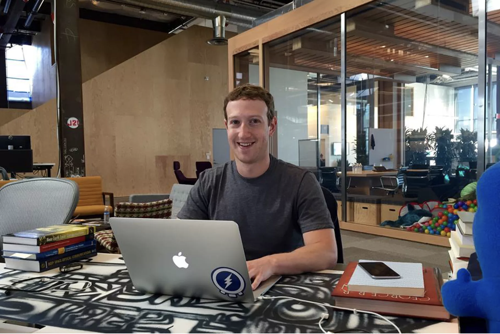 Ông chủ Facebook khoe góc làm việc trên mạng xã hội của Elon Musk: Phát hiện chiếc bàn hơn 5.000 tỷ và 2 máy tính Apple hàng hiếm- Ảnh 2. Ông chủ Facebook khoe góc làm việc trên mạng xã hội của Elon Musk: Phát hiện chiếc bàn hơn 5.000 tỷ và 2 máy tính Apple hàng hiếm- Ảnh 2.
