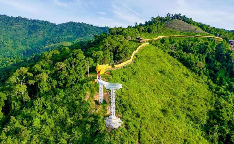 Việt Nam có công trình hình rồng dài 460 m được xác lập kỷ lục: Nối thẳng ra cầu kính, vắt ngang sườn núi ở độ cao gần 800 m, muốn lên phải đi cáp treo - Ảnh 1. Việt Nam có công trình hình rồng dài 460 m nối thẳng ra cầu kính, vắt ngang sườn núi ở độ cao gần 800 m: Nằm trong dự án 2.600 tỷ đồng, vừa xác lập kỷ lục Việt Nam vào năm ngoái - Ảnh 1.