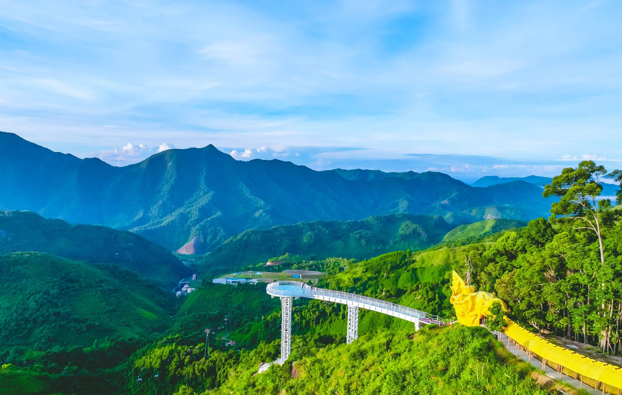 Việt Nam có công trình hình rồng dài 460 m được xác lập kỷ lục: Nối thẳng ra cầu kính, vắt ngang sườn núi ở độ cao gần 800 m, muốn lên phải đi cáp treo - Ảnh 4. Việt Nam có công trình hình rồng dài 460 m nối thẳng ra cầu kính, vắt ngang sườn núi ở độ cao gần 800 m: Nằm trong dự án 2.600 tỷ đồng, vừa xác lập kỷ lục Việt Nam vào năm ngoái - Ảnh 4.