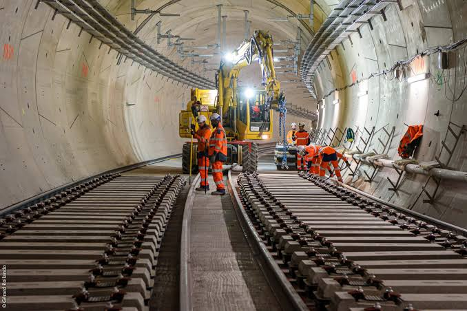 Ông Phạm Nhật Vượng đặt hơn 100 dây chuyền TBM làm metro Hà Nội: Kỷ lục thế giới là 23 máy cùng chạy, Trung Quốc từng cần tới 201 máy - Ảnh 2. Ông Phạm Nhật Vượng đặt hơn 100 dây chuyền TBM làm metro Hà Nội: Kỷ lục thế giới là 23 máy cùng chạy, Trung Quốc từng cần tới 201 máy - Ảnh 2.