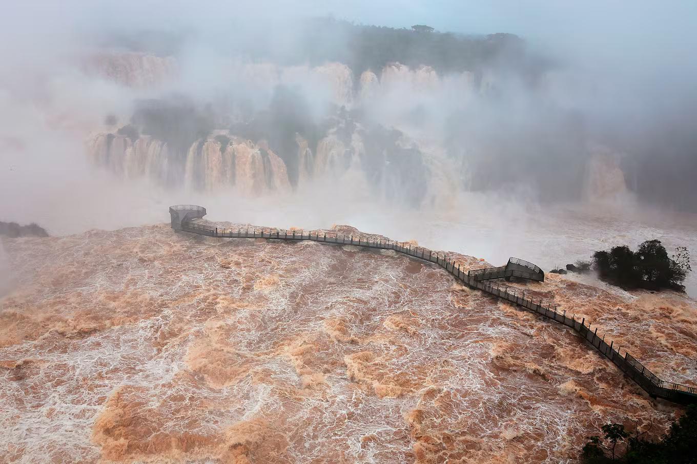 Thác nước nổi tiếng Iguazu cuồn cuộn chưa từng thấy, hơn 12 triệu lít nước đổ xuống mỗi giây- Ảnh 4.