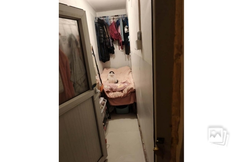 Căn phòng trọ 3m² có giá gần 3 triệu đồng/tháng: Không cửa sổ, thiếu cả nhà vệ sinh nhưng vẫn có người thuê gần 2 năm - Ảnh 1.