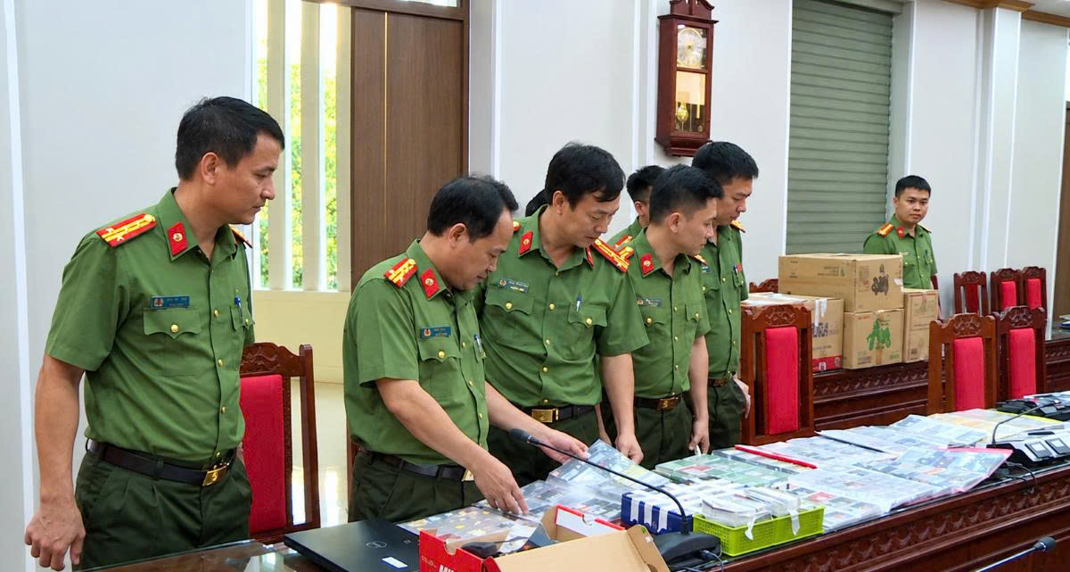 Công an đồng loạt triệu tập 30 người ở Thanh Hóa và Hà Nội để điều tra các giao dịch rút tiền số lượng rất lớn- Ảnh 1.