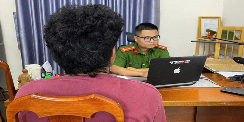 Nam sinh 2008 ở TP.HCM gọi điện nhờ bố mẹ chuyển khoản 1,2 tỷ đồng, 30 phút sau được công an đưa đi - Ảnh 1.