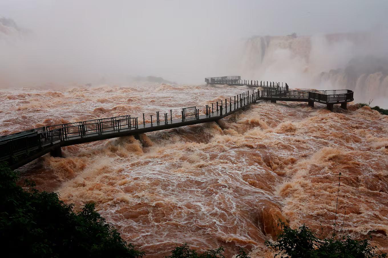 Thác nước nổi tiếng Iguazu cuồn cuộn chưa từng thấy, hơn 12 triệu lít nước đổ xuống mỗi giây- Ảnh 2.