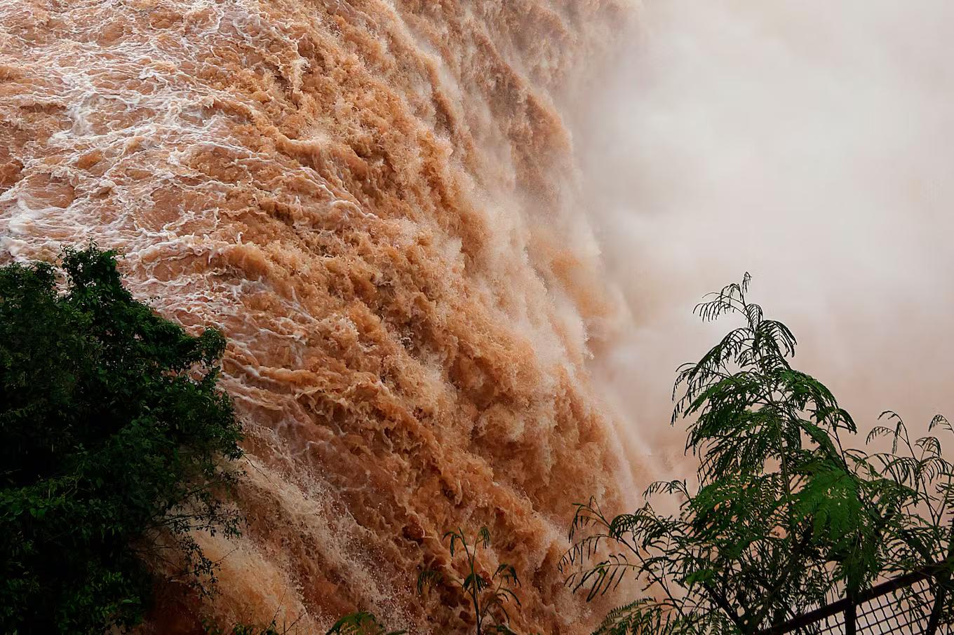 Thác nước nổi tiếng Iguazu cuồn cuộn chưa từng thấy, hơn 12 triệu lít nước đổ xuống mỗi giây- Ảnh 1.