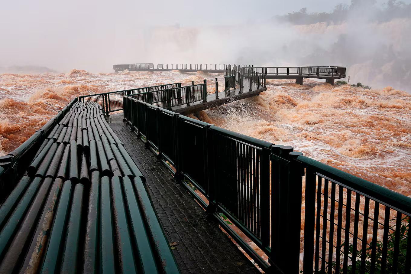 Thác nước nổi tiếng Iguazu cuồn cuộn chưa từng thấy, hơn 12 triệu lít nước đổ xuống mỗi giây- Ảnh 5.