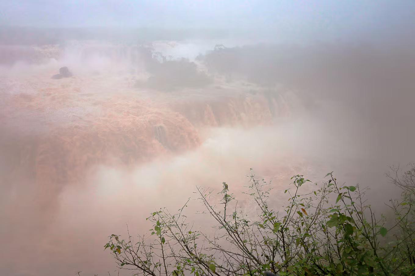 Thác nước nổi tiếng Iguazu cuồn cuộn chưa từng thấy, hơn 12 triệu lít nước đổ xuống mỗi giây- Ảnh 3.