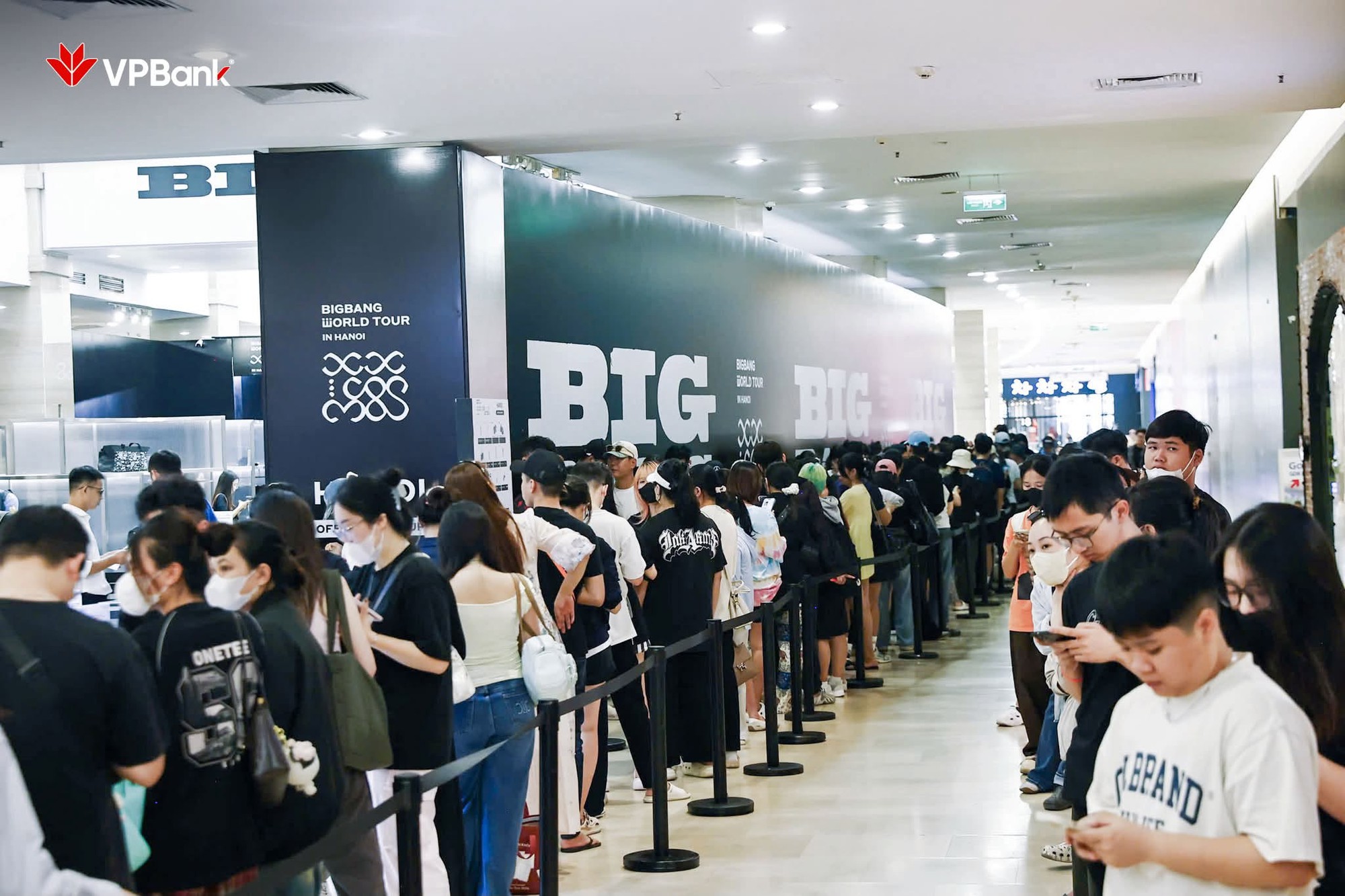 Bên trong pop-up store BIGBANG hot nhất lúc này tại Hà Nội: V.I.P xếp hàng dài cả cây số, lightstick 20 năm lung linh cỡ này- Ảnh 3.