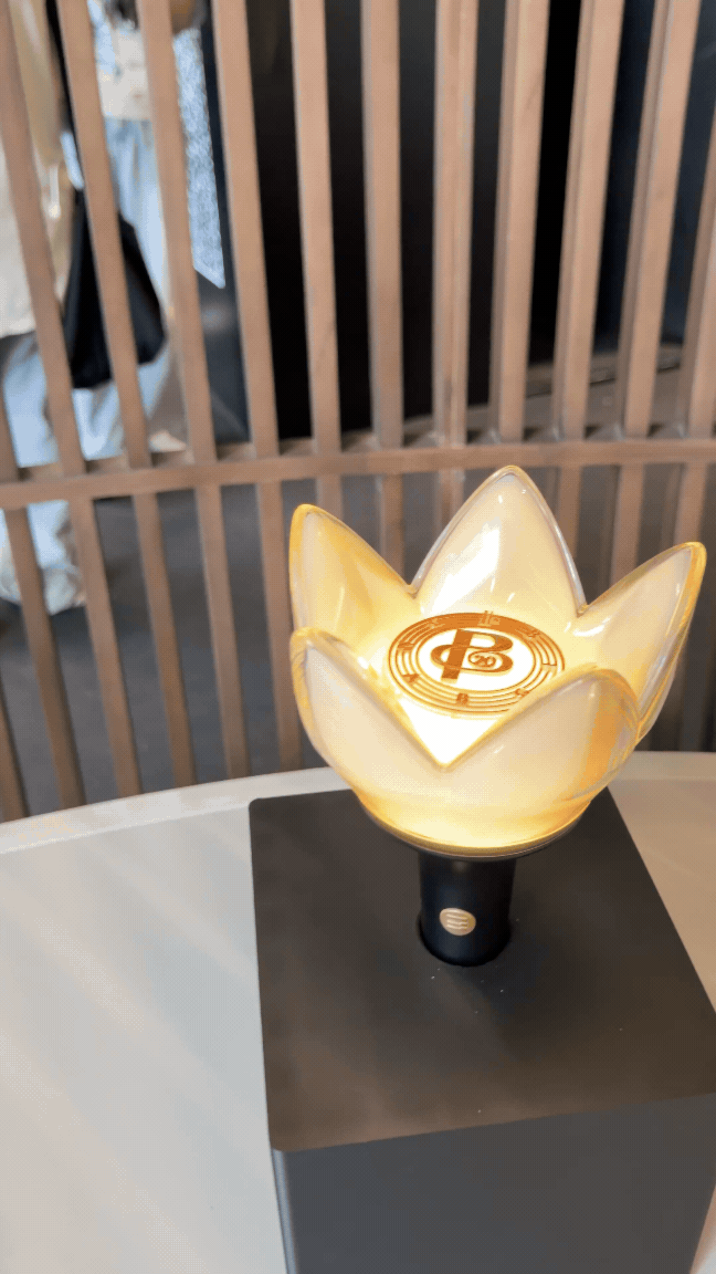 Bên trong pop-up store BIGBANG hot nhất lúc này tại Hà Nội: V.I.P xếp hàng dài cả cây số, lightstick 20 năm lung linh cỡ này- Ảnh 6.