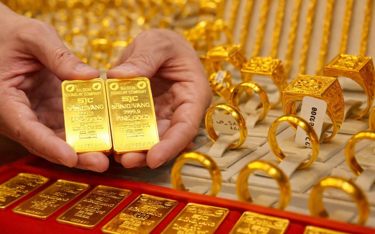 Từ nay, tất cả người dân đi bán vàng từ 5 triệu đồng trong ngày phải chuyển khoản, dùng tiền mặt có thể bị phạt tới 20 triệu đồng