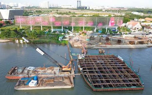 100 người đưa khối thép 3.400 tấn, dài gần 200 m lên sà lan khổng lồ, vượt 124 km đường thủy để thực hiện công việc đặc biệt giữa TP.HCM