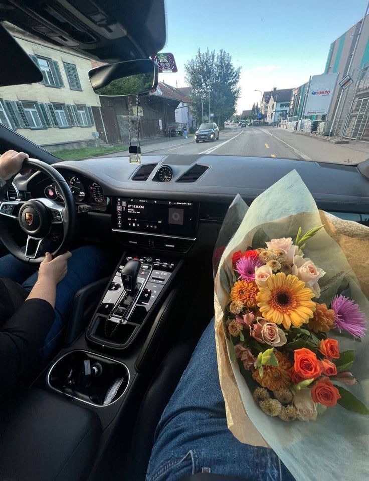 Nỗi khổ nói không ai tin của cô vợ cứ đến ngày lễ Tết, 20/10 là chồng "đập tiền" vào mặt- Ảnh 2.