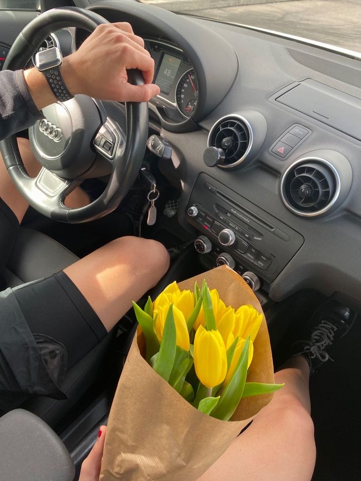 Nỗi khổ nói không ai tin của cô vợ cứ đến ngày lễ Tết, 20/10 là chồng "đập tiền" vào mặt- Ảnh 1.