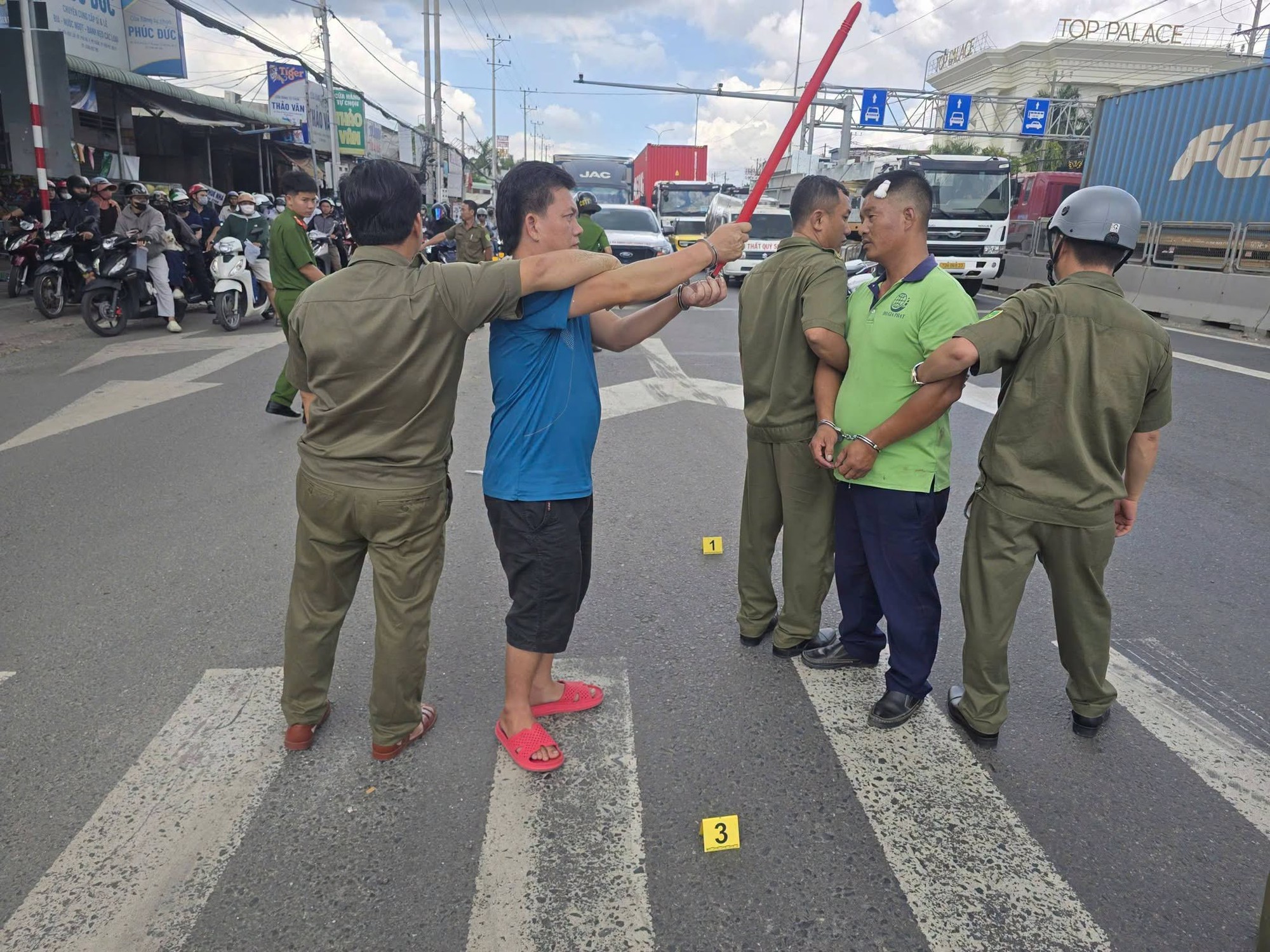 Tạm giữ 2 tài xế xe đầu kéo Nguyễn Hữu Long và Hồ Văn Hòa- Ảnh 1.