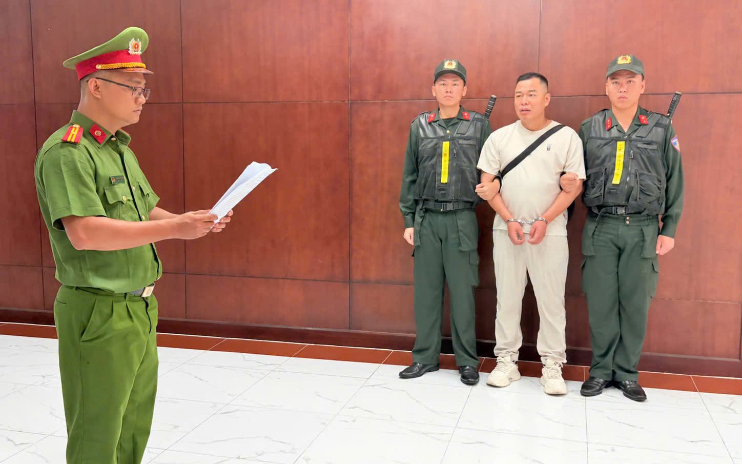 Bắt tạm giam Tôn Bằng, chồng cũ Hằng Du Mục