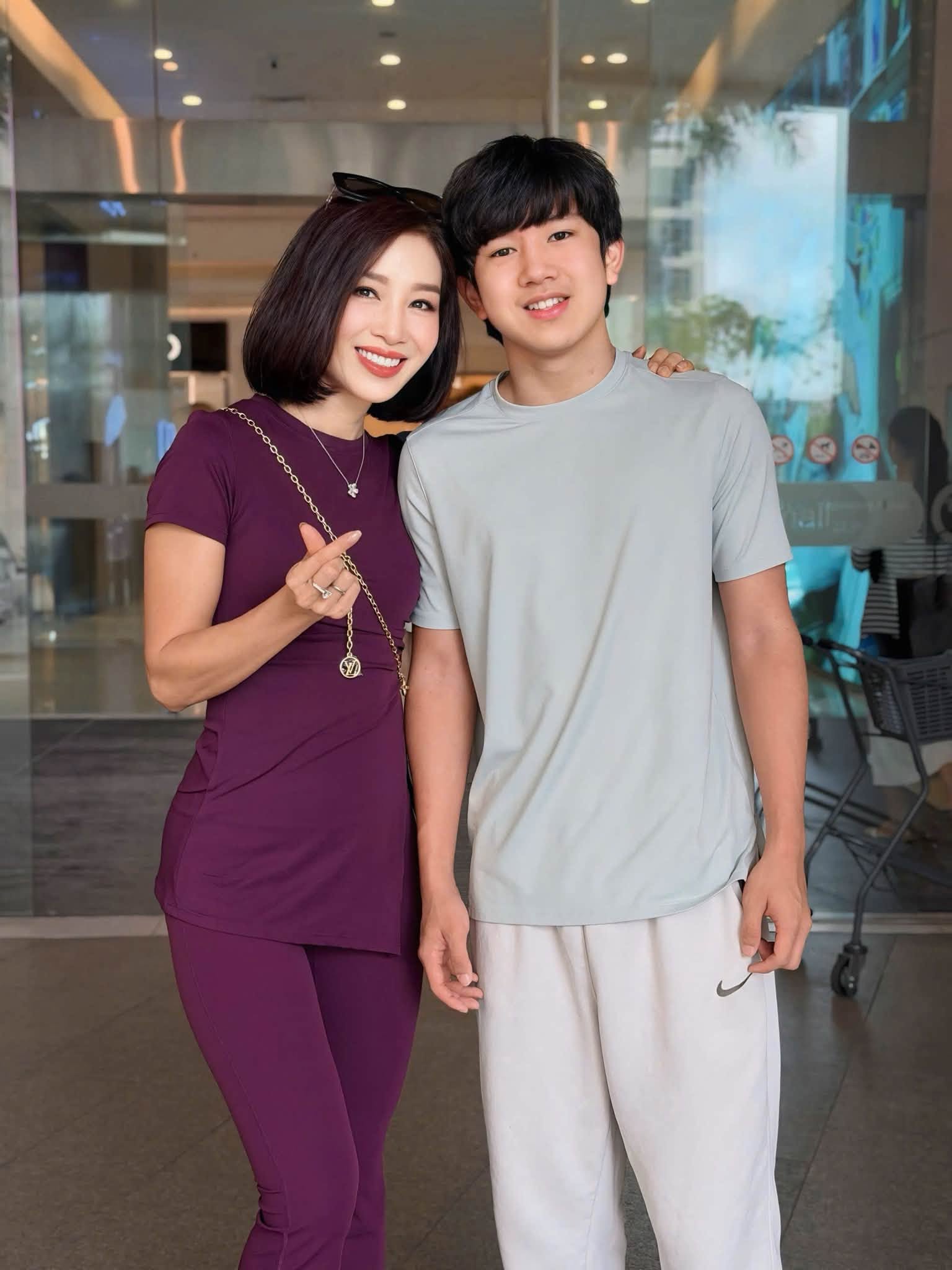 Quý tử 17 tuổi của Hoa khôi Việt giành Á quân đua xe quốc tế: Ngoại hình điển trai, profile học vấn khủng- Ảnh 1.
