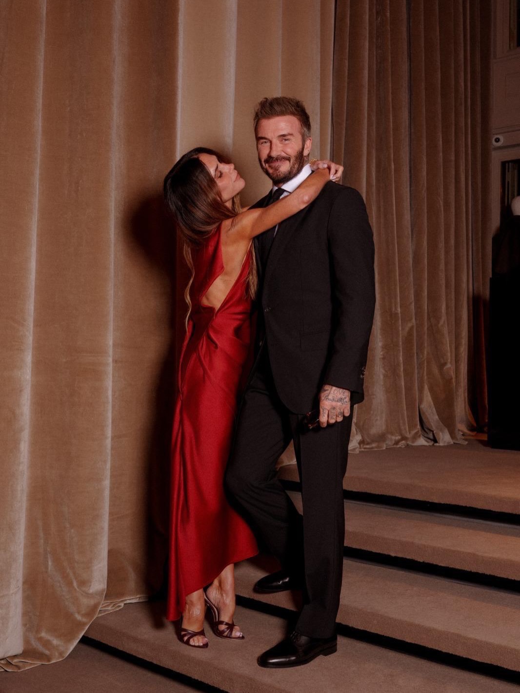Victoria 52 tuổi vẫn diện đầm lụa sexy, tình tứ sánh đôi bên David Beckham- Ảnh 2.