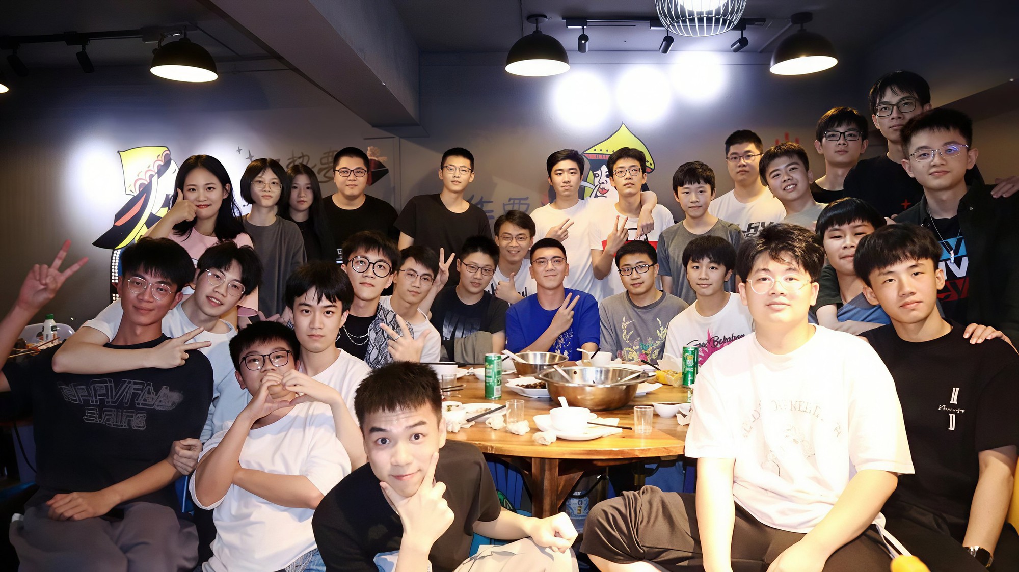 Vì sao bạn học cũ sau 10 năm gặp lại bỗng chẳng còn gì để nói với nhau? - Ảnh 2.