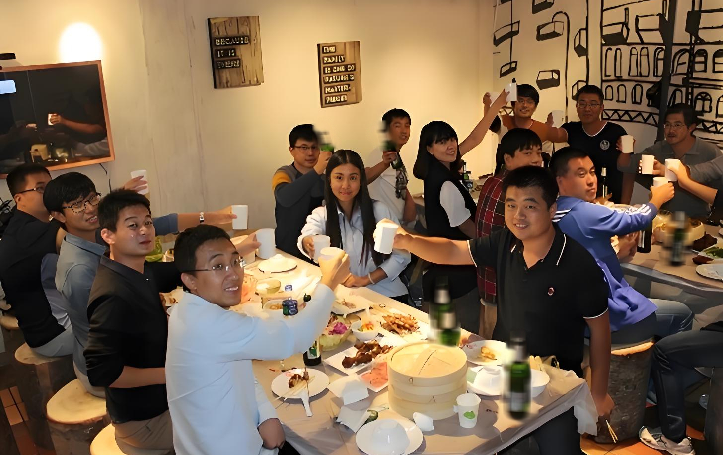 Vì sao bạn học cũ sau 10 năm gặp lại bỗng chẳng còn gì để nói với nhau? - Ảnh 1.
