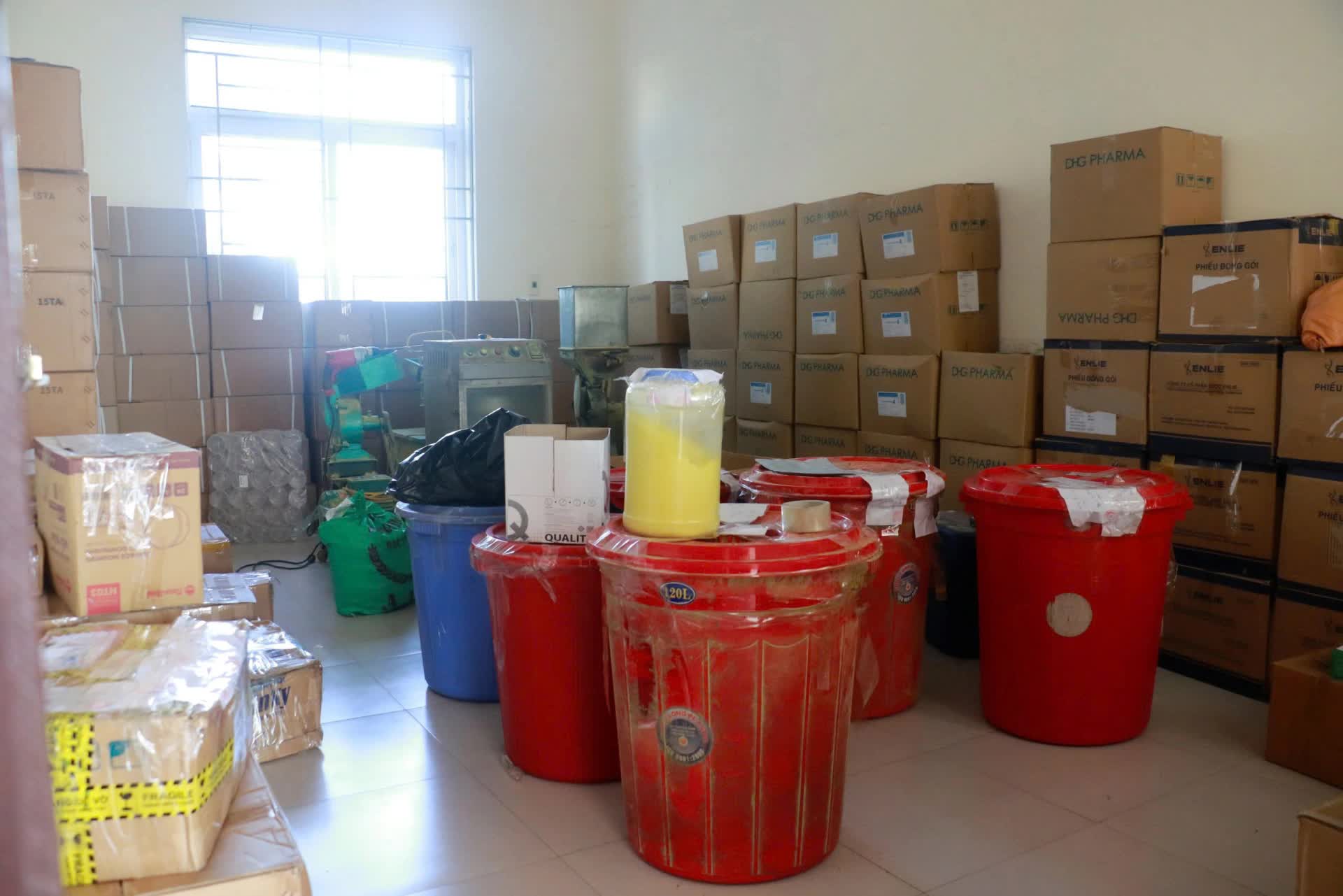 Khám xét khẩn cấp chỗ ở Bùi Thị Xuân SN 1996 và nhiều người, công an thu giữ 20.000 lọ thuốc- Ảnh 2.