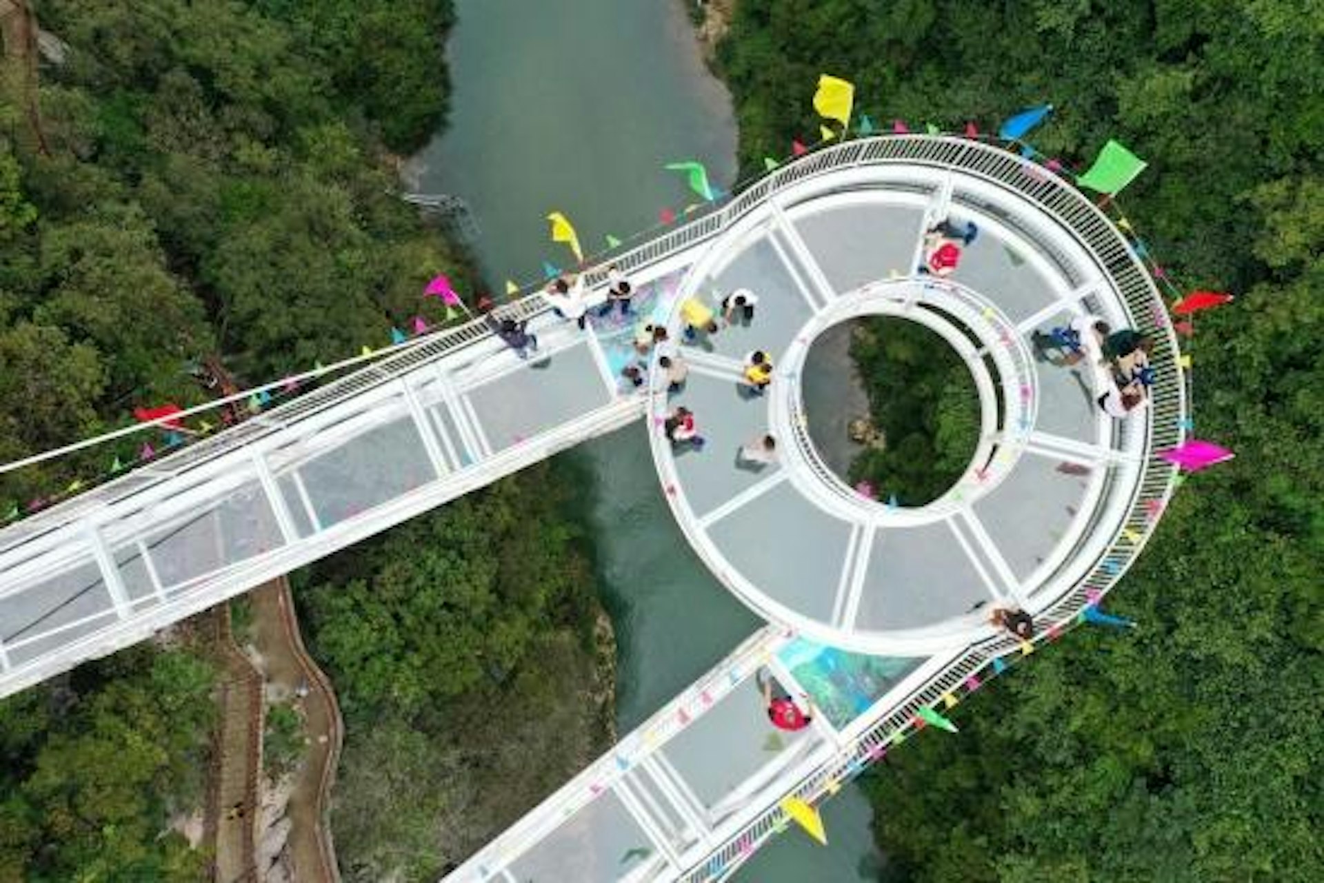 Đang đi trên cầu kính tại khu du lịch nổi tiếng, một người phát hiện 3 điểm khác lạ: Chính quyền vào cuộc - Ảnh 5.