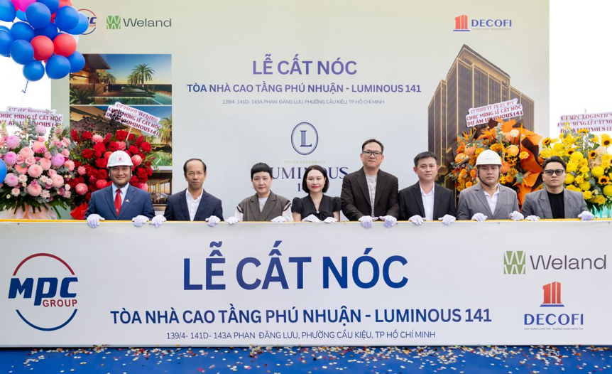 Tòa nhà 17 tầng trên đất vàng hiếm hoi TP.HCM cất nóc sau bài toán khó dưới lòng đất - Ảnh 1.