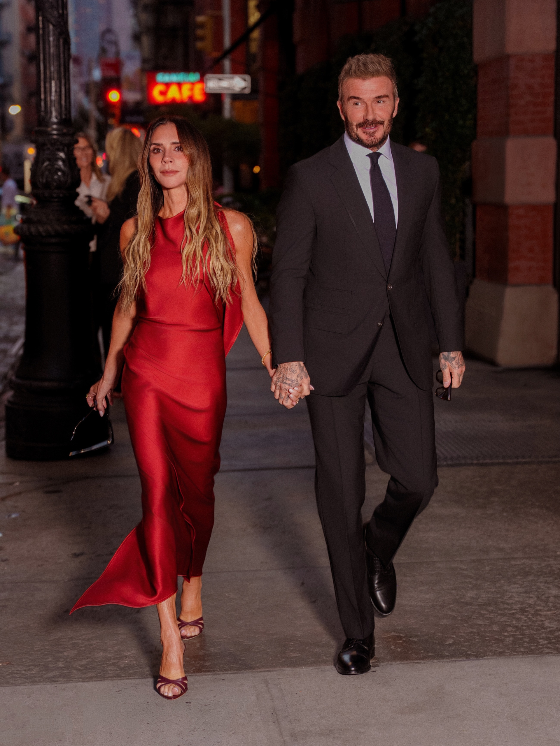 Victoria 52 tuổi vẫn diện đầm lụa sexy, tình tứ sánh đôi bên David Beckham- Ảnh 1.