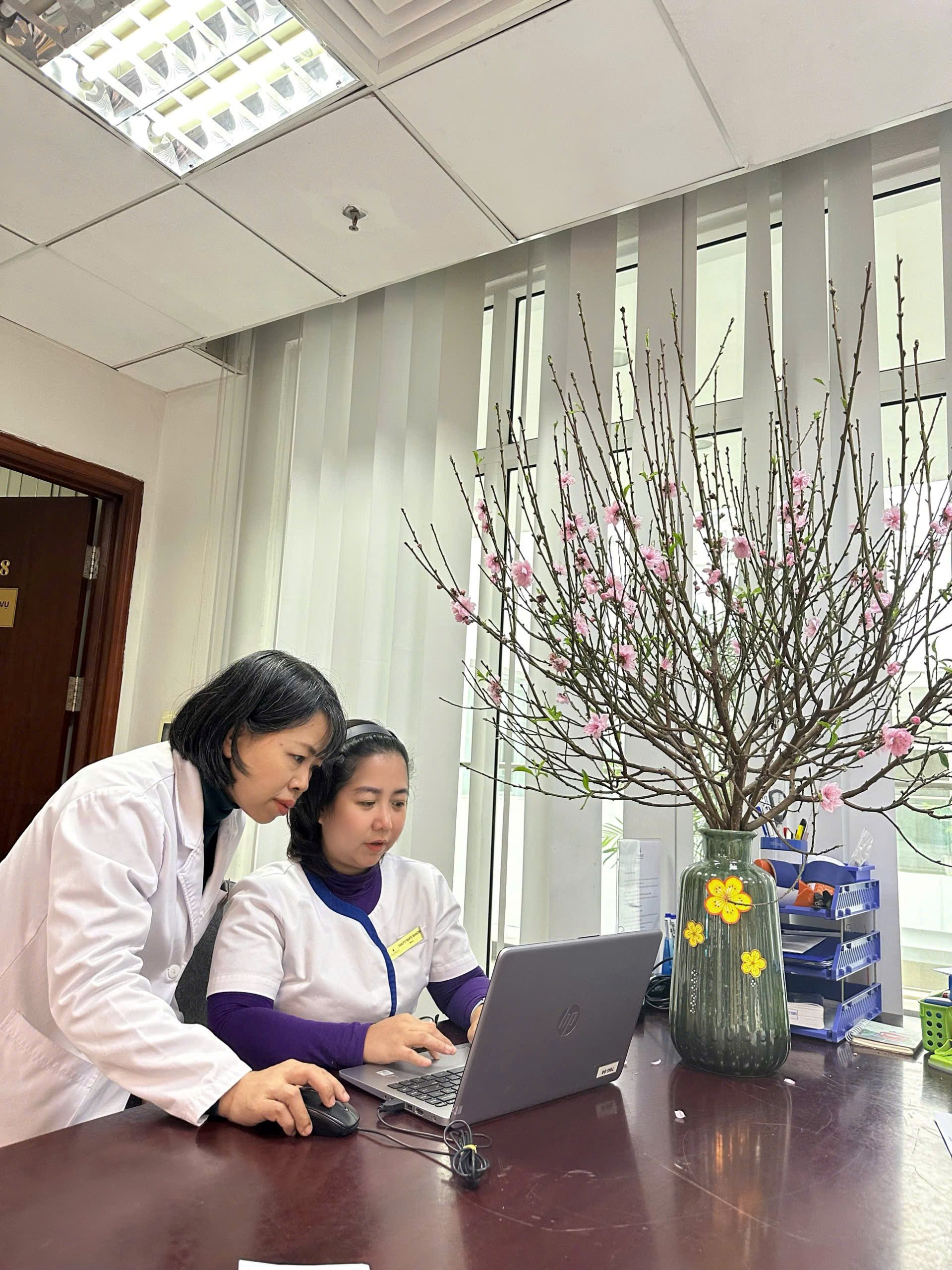 Nữ Tiến sĩ gần 30 năm điều trị bệnh bị coi là “án tử”, góp sức đưa kỹ thuật hiếm trên thế giới triển khai tại Việt Nam: “Nhiều bệnh nhân nhận hoá đơn thuốc mà không tin giá rẻ đến vậy” - Ảnh 11.