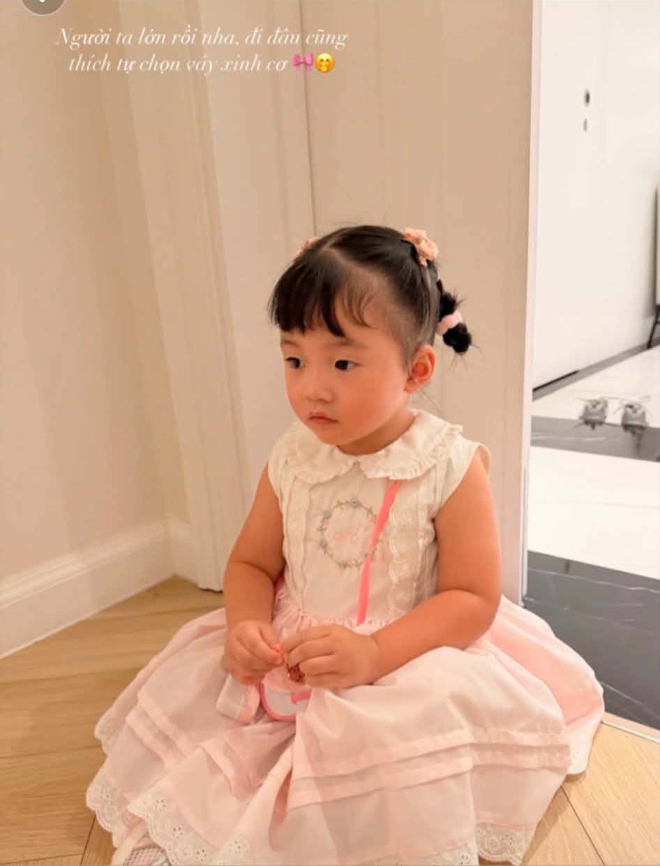 Con gái út của Hoa hậu Đặng Thu Thảo hiếm hoi lên sóng, vẻ ngoài xinh đẹp khiến dân tình trầm trồ- Ảnh 1.