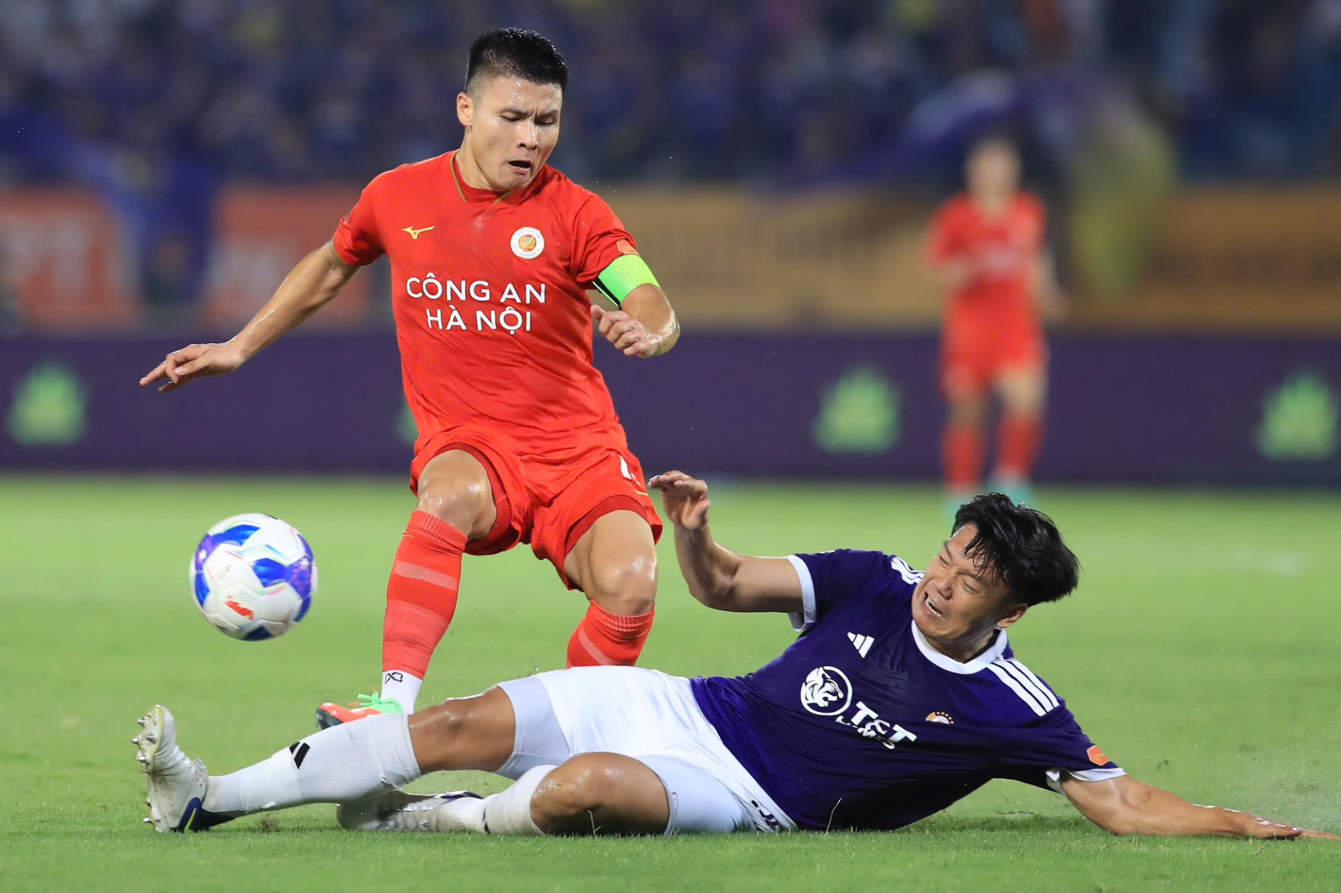 Xôn xao phong cách của Chu Thanh Huyền khi ra sân cổ vũ Quang Hải- Ảnh 4.